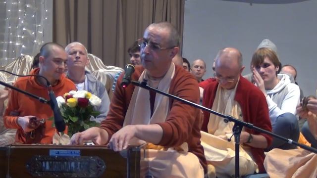 Е.С. Ниранджана Свами - Киртан 2 (даже пол на сцене начал двигаться!!!) - Москва - 19.04.2015 смотреть онлайн