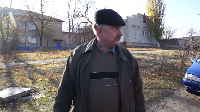 В Мелитополе у избирательного участка режут колеса смотреть онлайн