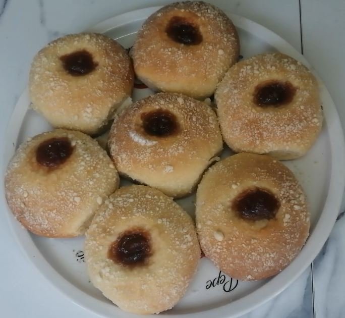 Сдобные булочки со штрейзелем и повидлом