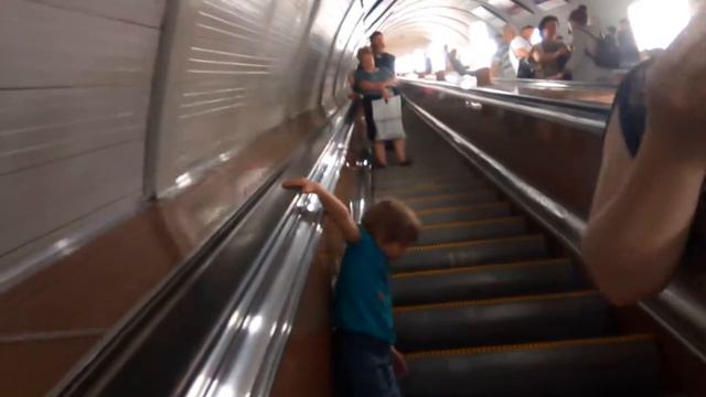 В Метро эскалатор Тимон смотреть онлайн