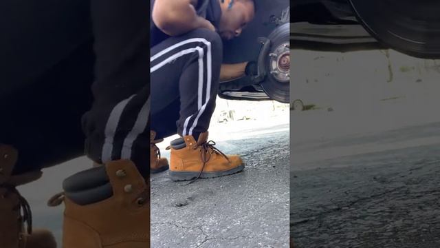 Changing brakes on a 2007 Lincoln MKX смотреть онлайн