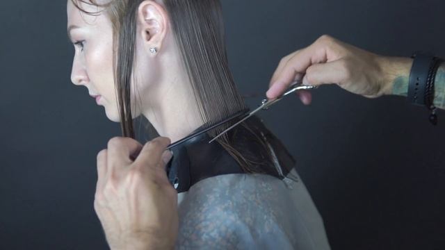 КАК ПРАВИЛЬНО ПОДСТРИЧЬ КУДРИ смотреть онлайн