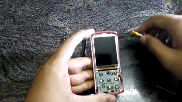 WHATS INSIDE A SONY WALKMAN MP3 PLAYER-opening my sony walkman NWZ-E464 смотреть онлайн