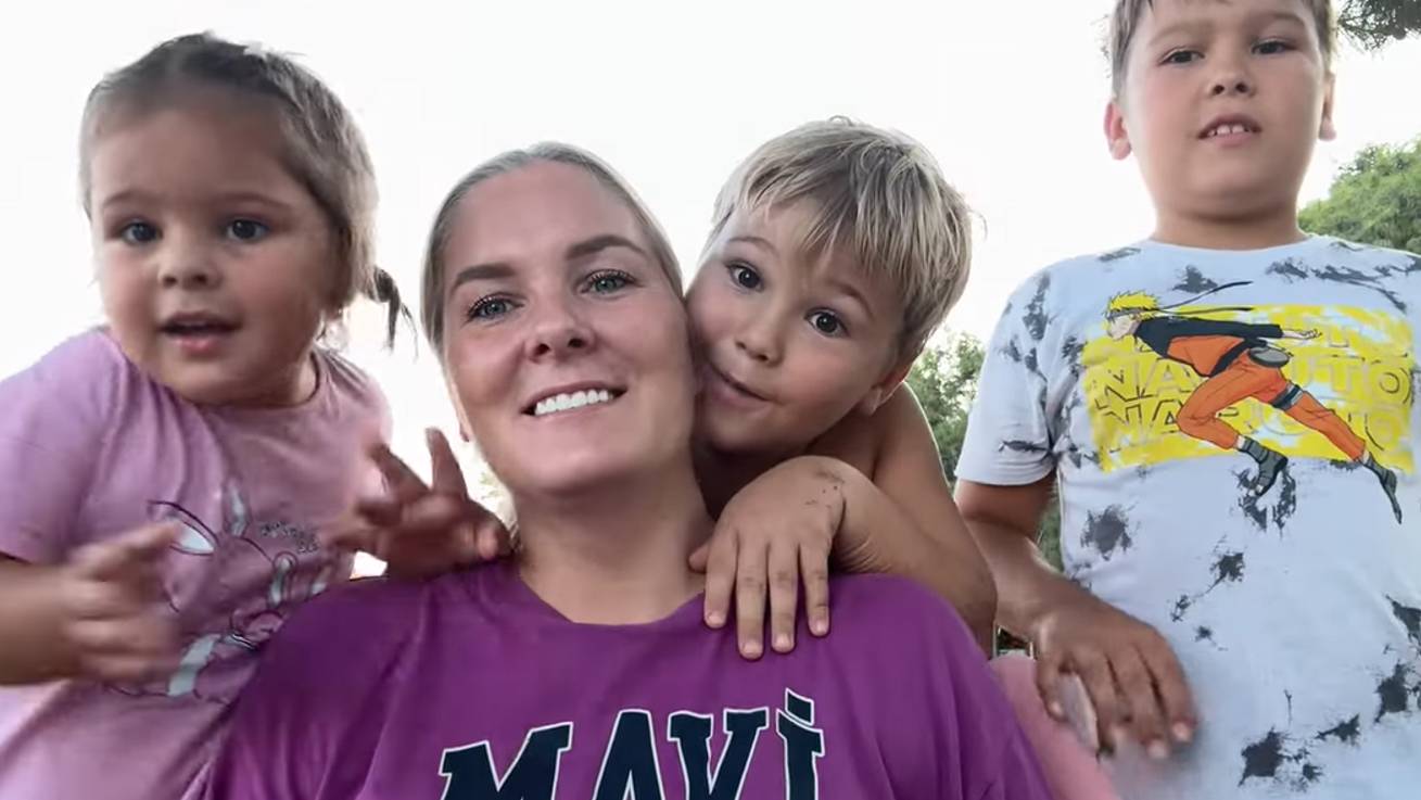 В этом году в первый раз: Беру детей, собаку и много вещей. Палатку собрали, матрас надули, сели на смотреть онлайн