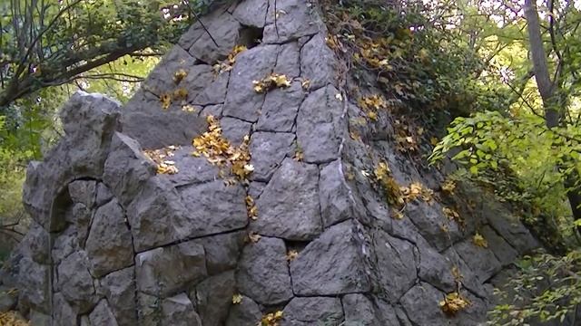 Пирамида в Крыму вблизи Ялты. Pyramid near Yalta in Crimea. смотреть онлайн