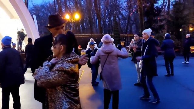 БУДУ УТРО КАЖДОЕ ЦВЕТЫ ДАРИТЬ! ТАНЦЫ В ПАРКЕ ГОРЬКОГО ХАРЬКОВ СЧАСТЛИВЫЕ ДНИ смотреть онлайн