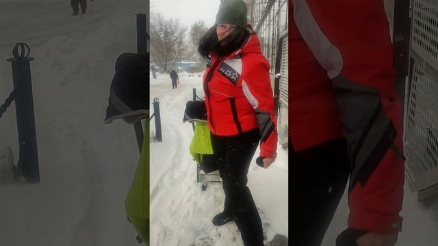 Сегодня метель!Качаем руки и пресс, тягаем сани и ребенка в них. смотреть онлайн