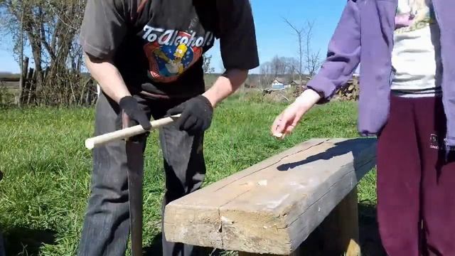 Брутальная скамейка из старого деревянного слэба. смотреть онлайн