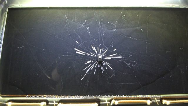 Radioactive sources in a cloud chamber смотреть онлайн