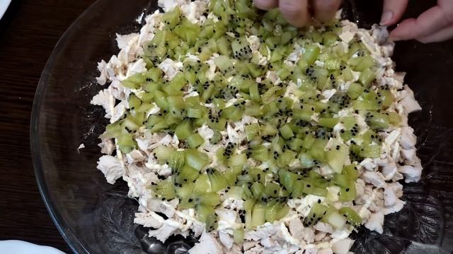 САЛАТ ПРАЗДНИЧНЫЙ ТРОПИЧЕСКИЙ "АФРИКА"КОНКУРС!Догадайтесь, что внутри#праздничныйсалат#салат#salad смотреть онлайн