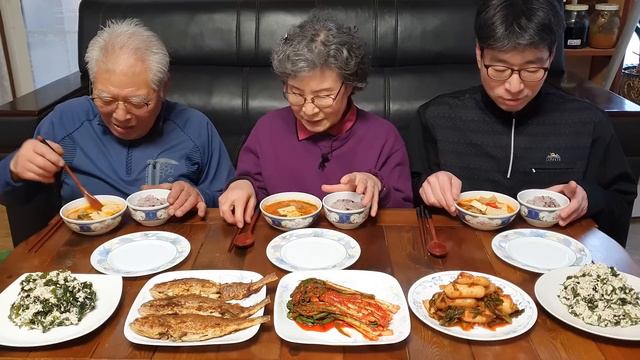 맛있는 돼지고기 김치찌개 먹방~! (조기구이, 미역 두부무침) Kimchi Jjigae / KOREAN MUKBANG EATING SHOW смотреть онлайн
