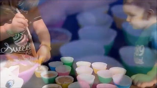 ШОКОЛАДНЫЕ КЕКСЫ С ИРИСКАМИ.CHOCOLATE CUPCAKES WITH BUTTERSCOTCH.The entertainment for children. смотреть онлайн