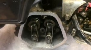 Работа декомпрессора Хонда GX 270, левый выпускной клапан приоткрывается перед рабочим тактом