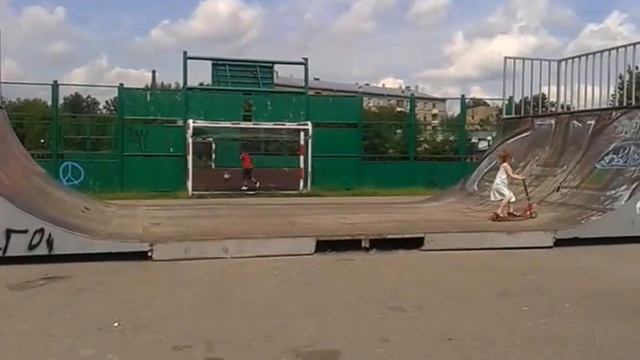 Учимся кататься на самокате по рампе смотреть онлайн