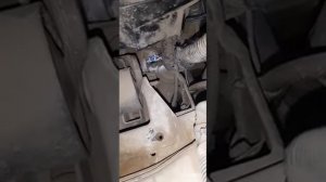 убираем пинок с 1й на 2ю скорость. Ниссан Санни .