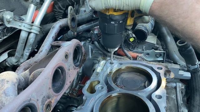 HOW TO REMOVE BROKEN CYLINDER HEAD BOLT смотреть онлайн