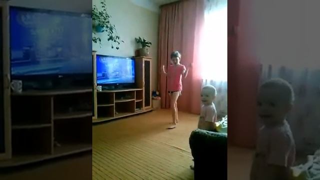 Мой брат учится скакать на скакалке!????????? смотреть онлайн