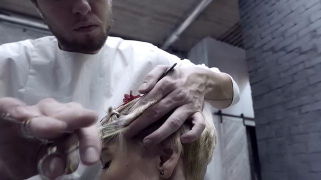 short women's haircut, combination of graduation and layers смотреть онлайн