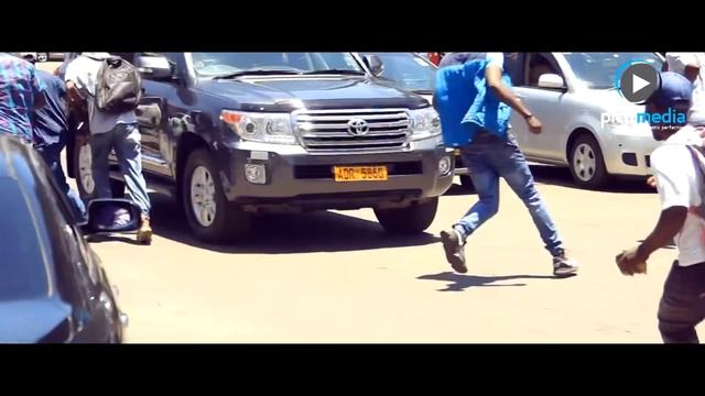 Passion Java causes commotion as he Arrives in Zimbabwe with Mai Tt, Enzo,Throws USD in Harare смотреть онлайн