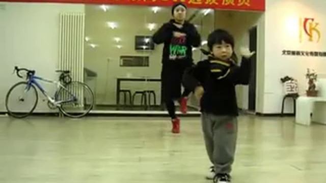 Young boy showing off his hip hop skills смотреть онлайн