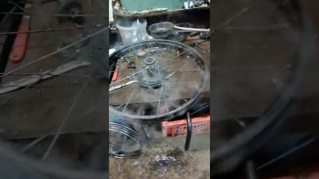 Восход К-55. Voshod K-55. 1956 года. Ремонт колеса. смотреть онлайн