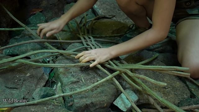 Sleeping Under the Tree of Death - Venomous Snakes Crawling Around at Midnight.../ P.2 - Series III смотреть онлайн