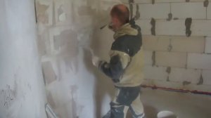 Секрет штукатурки шпателем и правилом без маяков гипсовой штукатуркой, экономия на материале.mp4