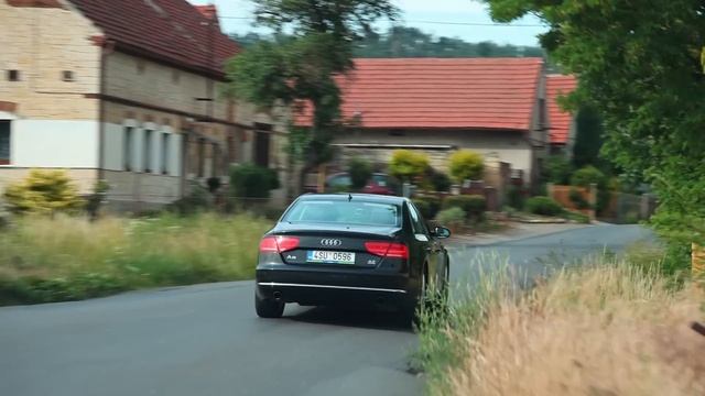 Audi A8 D4 4.2 FSI | PROČ JE TAK DOBRÁ I OJETÁ? POSLEDNÍ ATMOSFÉRA V8 | CZ/SK смотреть онлайн