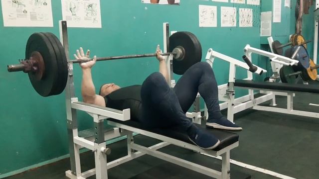 Жим лёжа 180 кг по 3 раза с закинутыми ногами смотреть онлайн
