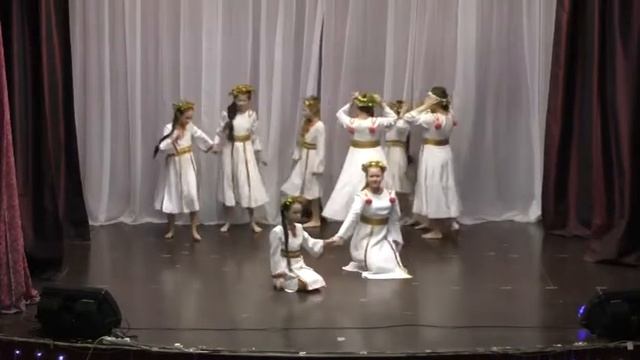 Хореографический коллектив "Сияние", группа "Росинки" - "А девицы гуляли..." смотреть онлайн