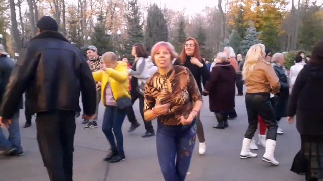 ПОД ЭТОТ ХИТ ТАНЦУЮТ ВСЕ!??/ЗАЖИГАТЕЛЬНЫЕ ТАНЦЫ В ПАРКЕ ГОРЬКОГО ХАРЬКОВ НОЯБРЬ 2021 смотреть онлайн