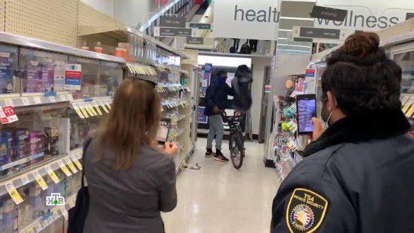 В США продавцы заменили товары в магазинах на муляжи и фотографии | «Центральное телевидение»