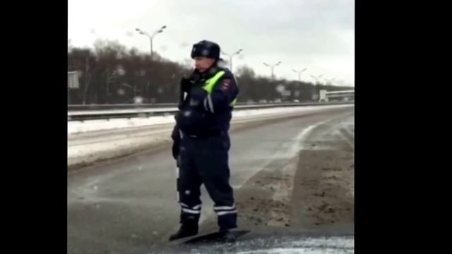 Инспектор ДПС перекрыв дорогу для кортежа не пропустил скорую помощь с младенцем. смотреть онлайн