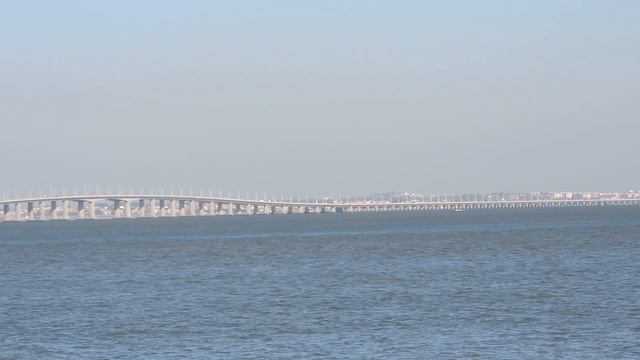 Лиссабон, район Экспо-98 (Парк Наций). Мост Васко да Гама через реку Тежу смотреть онлайн