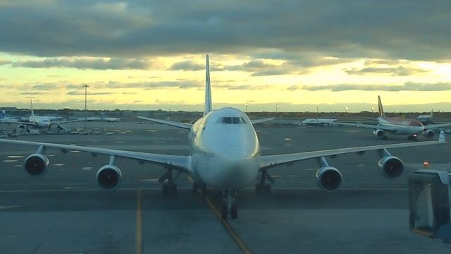 Boeing 747-400 Arriving at The Gate Terminal 4 JFK смотреть онлайн