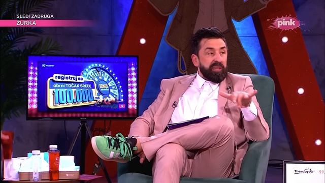 Ema Radujko i Teodora Džehverović rade čučnjeve (Ami G Show S15) смотреть онлайн