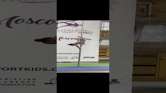 Выступление на соревнованиях по воздушной гимнастике 2 смотреть онлайн