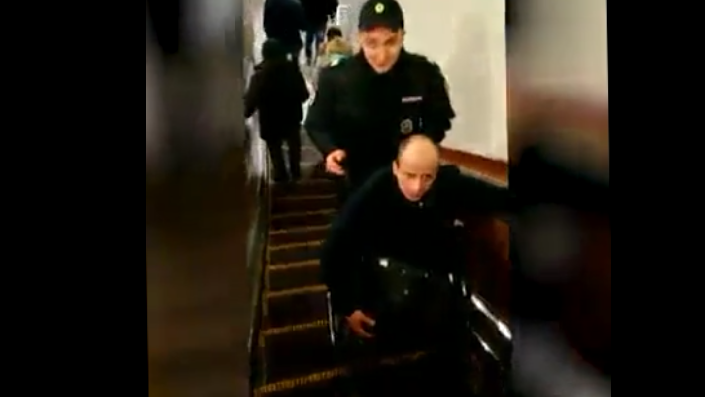 Полицейский помог инвалиду в метро смотреть онлайн