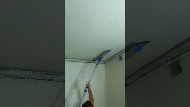 Разравнивание,нанесенной полумеханизированным способом шпатлевки, с помощью шпателя  Storch