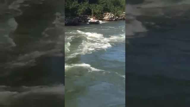 р. Казыр пробили лодку, поднимаемся по большой воде с пробитым носом(РОТАН+SEA PRO 40) смотреть онлайн
