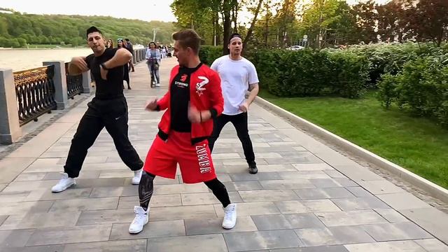 Потанцуем? Горячий ТАНЕЦ самцов! Зумба. Набережная Лужники! Отличное кардио после трени по Workout смотреть онлайн