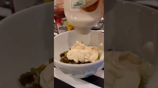 Ингредиенты:Горчица, кетчуп, майонез, лучок, маринованные халапеньо или огурец #bigmac #food