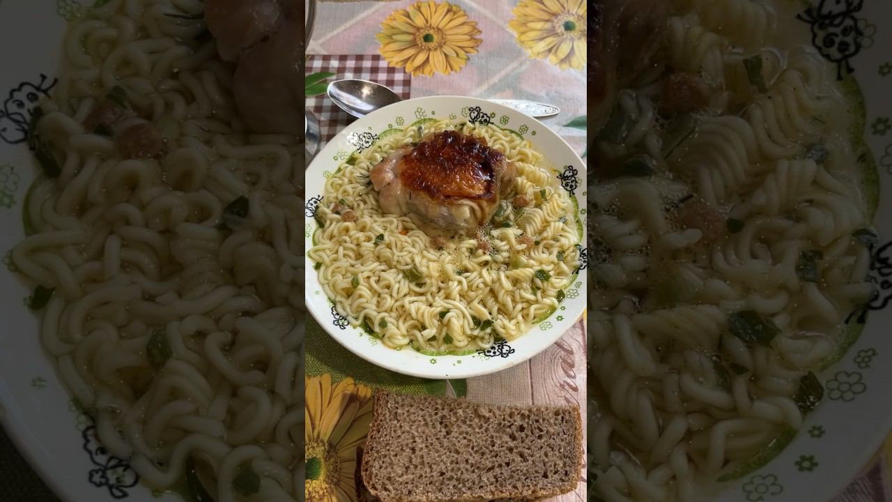 На обед у меня сегодня доширак, добавил курицы жареной и чай с печеньем