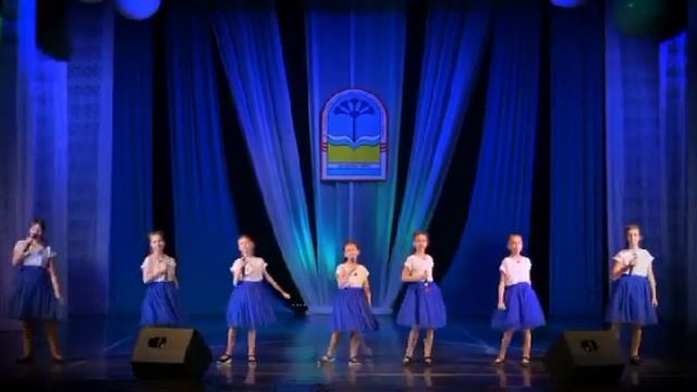 Вокальная группа "Одноклассницы" исполняет песню "Мы вмести" смотреть онлайн