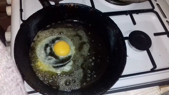 Как пригатовить яичницу... Ինչպես պատրաստել ձվաձեղ... How to cook fried eggs... смотреть онлайн