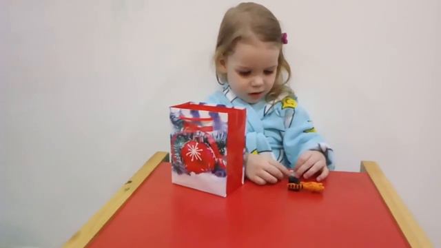 Первое видео , Соня смотрит игрушки из киндеров смотреть онлайн