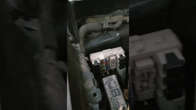 Where the Fuse boxes are in 06 and 07 infiniti m35x смотреть онлайн
