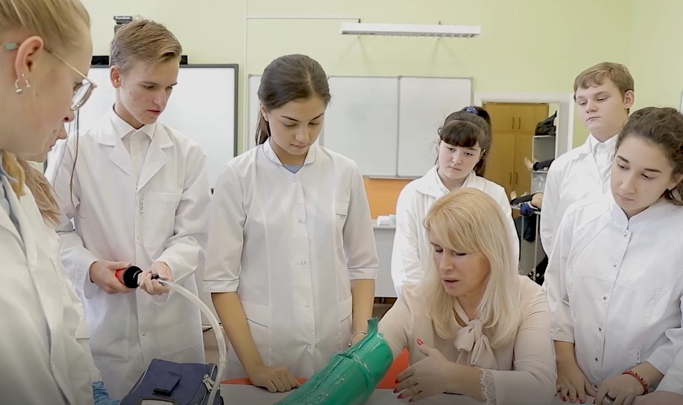 Медицинский класс в московской школе
Школа 1375 смотреть онлайн