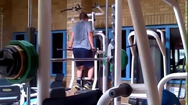 Как не надо отжиматься на брусьях смотреть онлайн