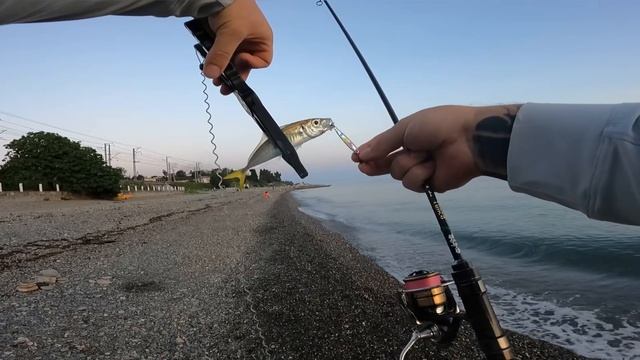 Морская рыбалка вечером. Ловля ставриды на пилькеры. Чёрное море. Сочи. смотреть онлайн